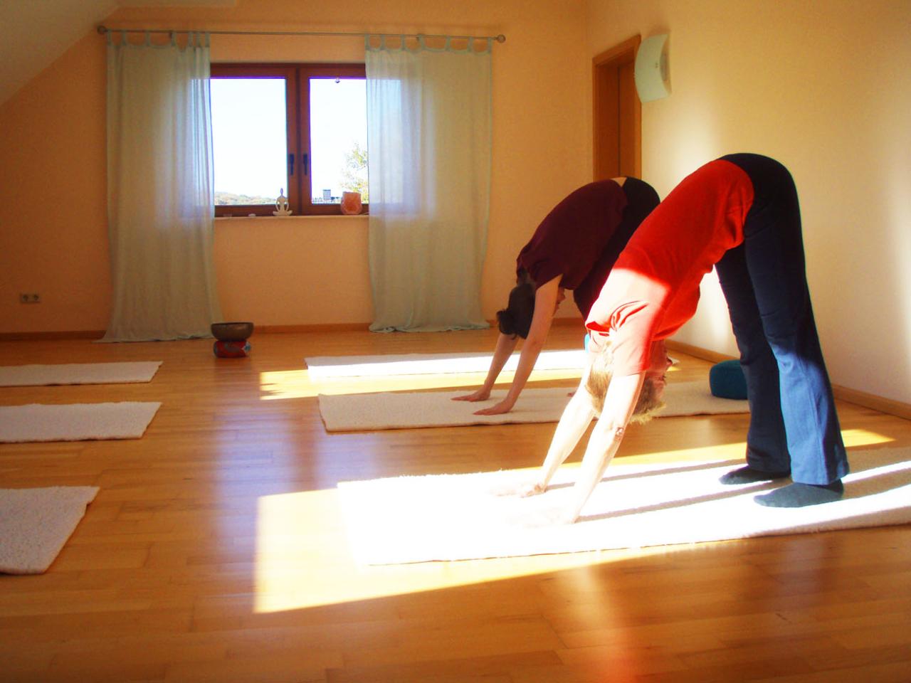 Yoga im stehen zur Förderung der Beweglichkeit.